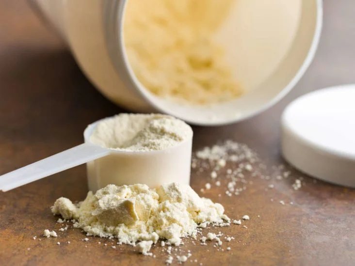 Creatine powder displayed, questioning its effectiveness in weight loss